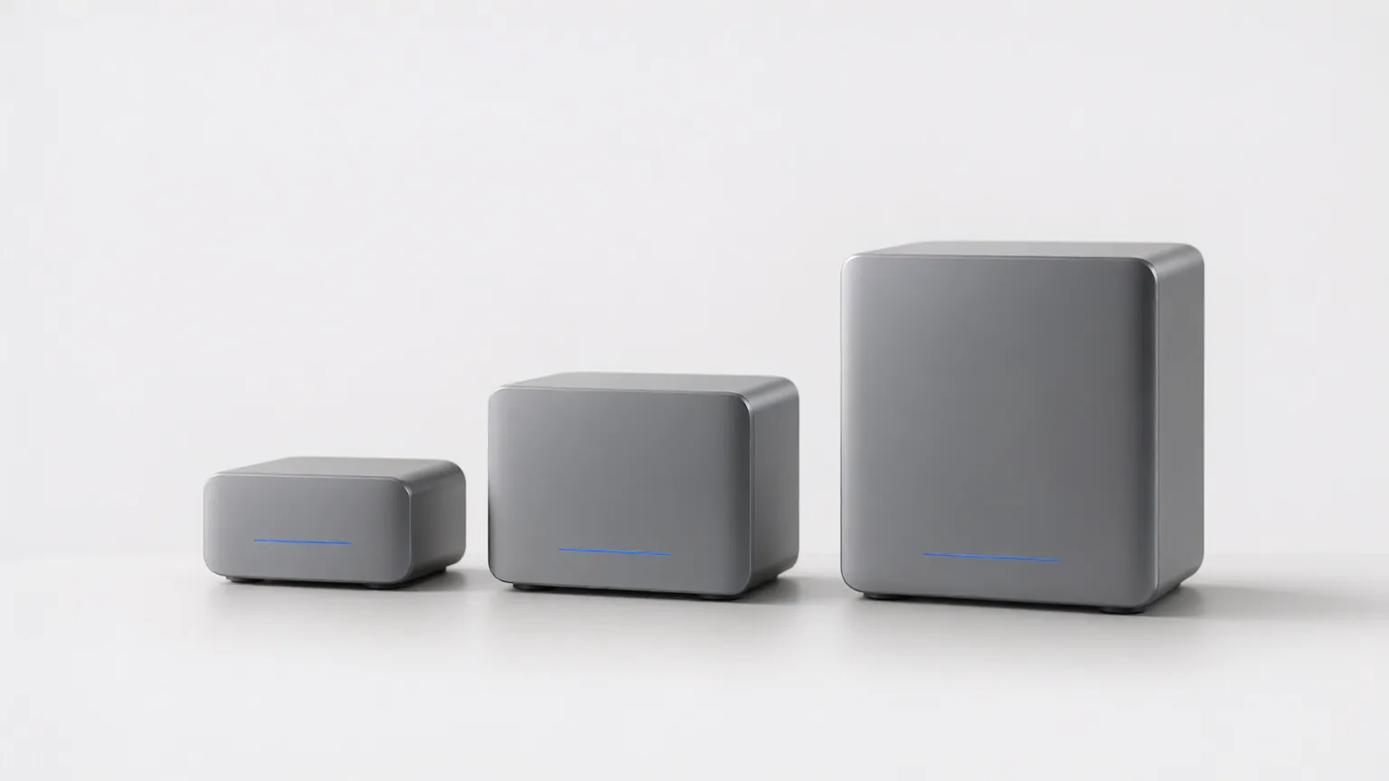 Die DeepNetz Box in drei Größen nebeneinander, klein, mittel und groß, vor hellem Grund.
